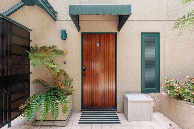 Building Photo - La Jolla Shores Living - Steps from the Be...