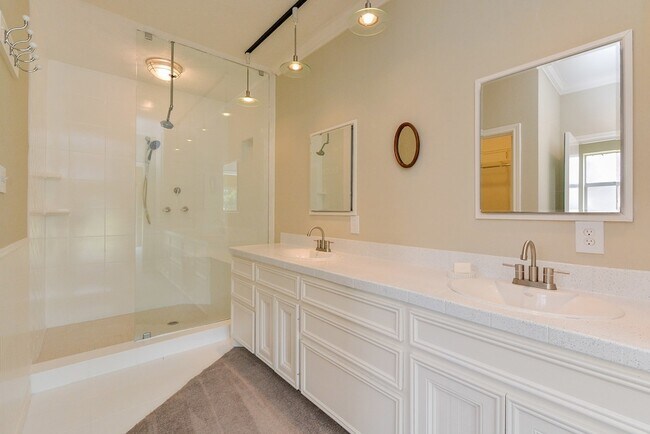 Building Photo - 1231 Creekford Cir
