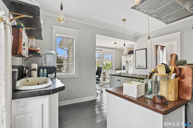 Building Photo - 8 Quintard Ave