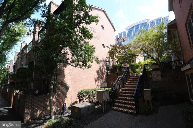 Building Photo - 601 N Tazewell St