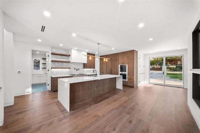 Building Photo - 2904 Westhill Dr