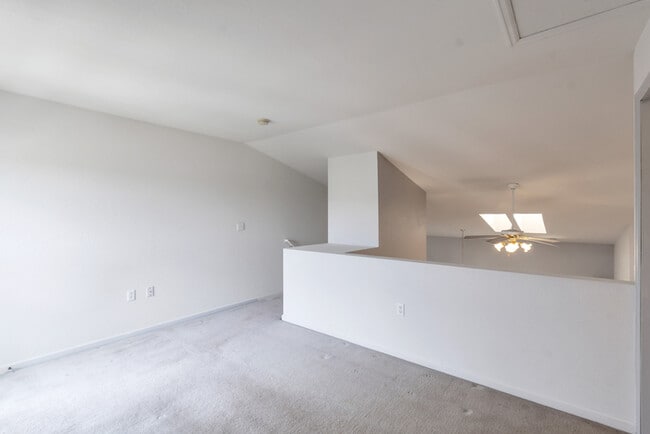 Building Photo - 2 bedroom with attached garage!!