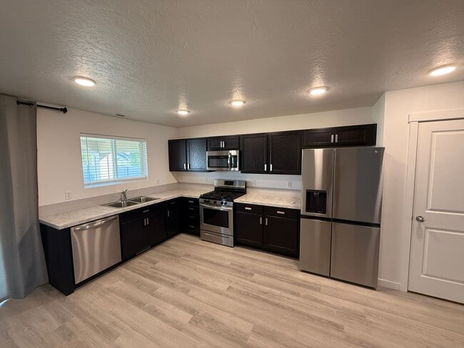 Building Photo - Half Off First Months Rent!- Unfurnished H...