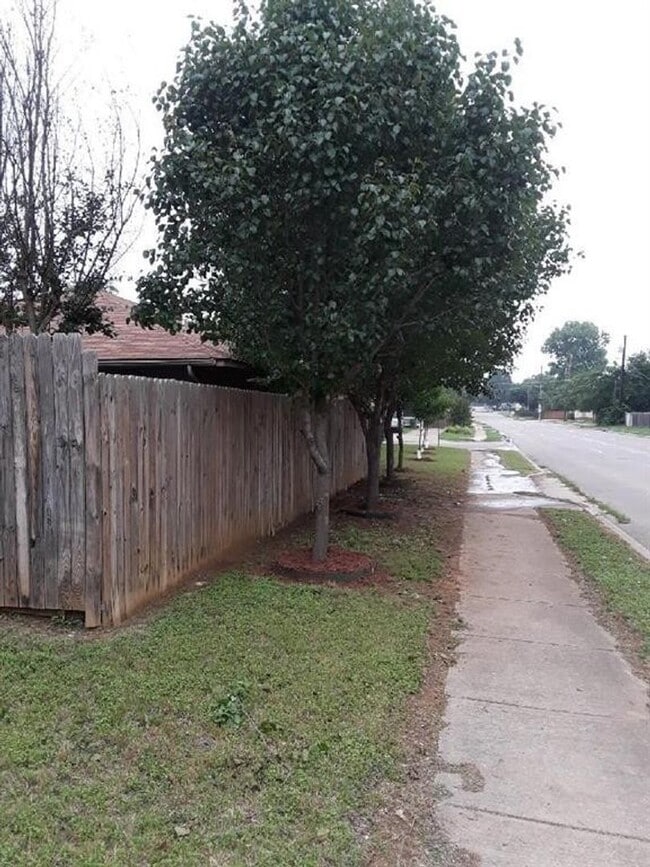 Building Photo - 118 Maple St