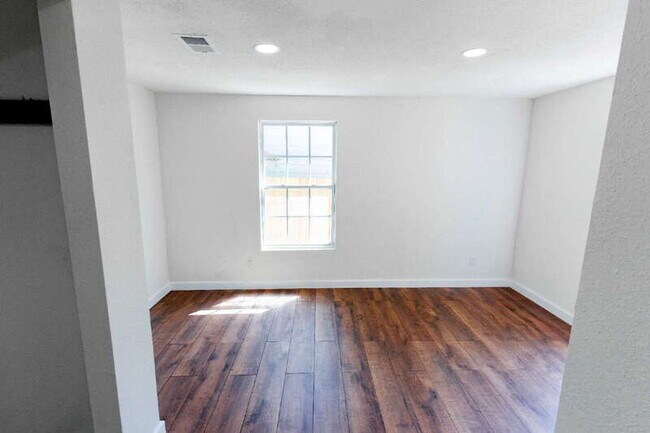 Building Photo - 146 Leroux St