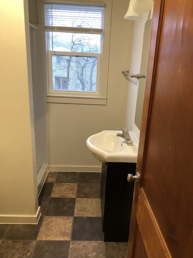 Building Photo - Huge 5 Bed 2 Bath home near UWEC with big ...