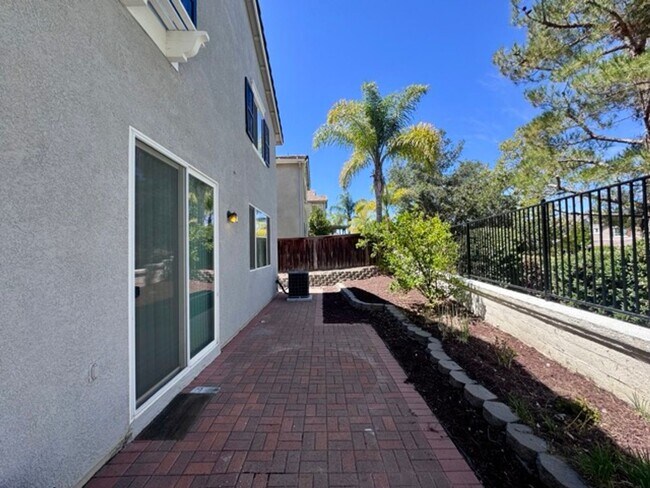 Building Photo - Beautiful 3 Bedroom two story South Temecu...