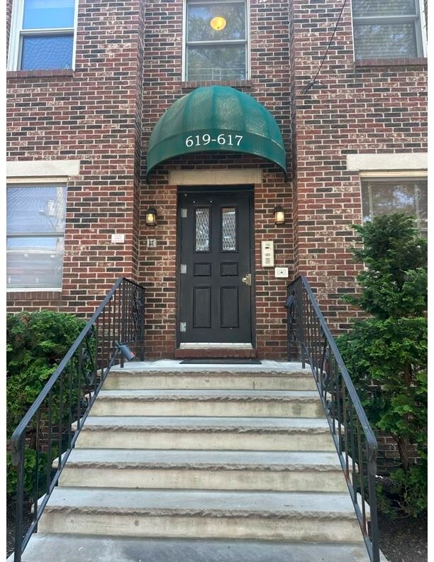 Building Photo - 619 Madison St