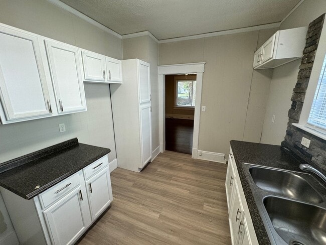 Building Photo - Nice 3 bedroom 1 bathroom House