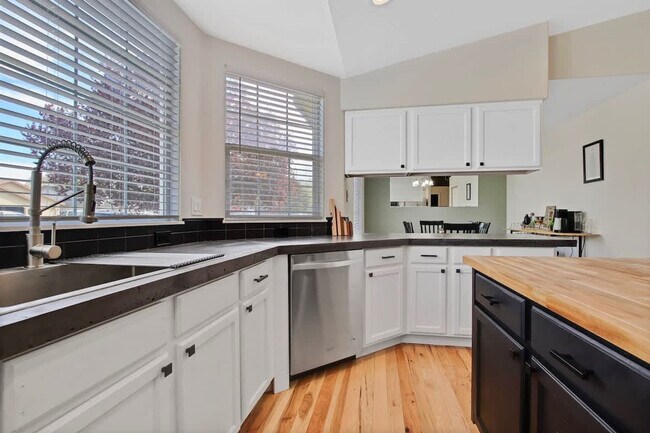 Building Photo - 4243 E Driftwood Dr