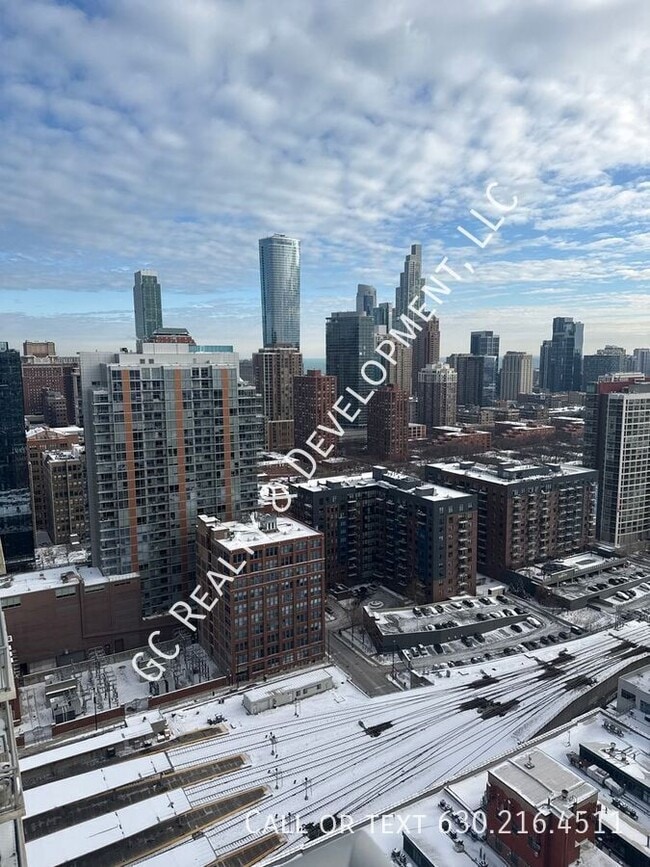 Building Photo - 701 S Wells St