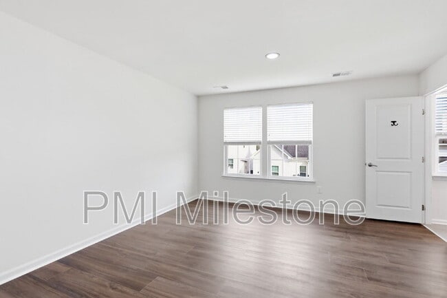 Building Photo - 72 Norwood Dr