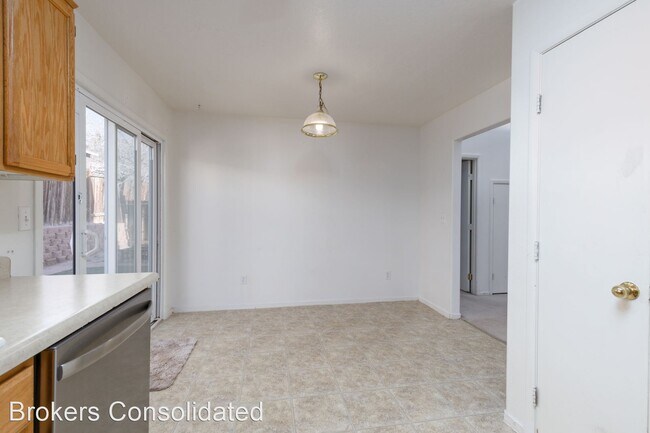 Building Photo - 3 br, 2.5 bath House - 925 Rivers Bend Dr.