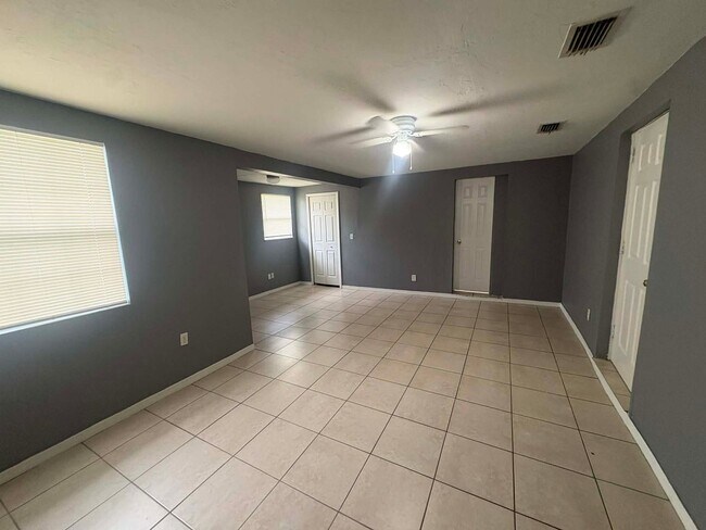 Building Photo - 4 bedroom Single-Family Home Available for Move-In NOW