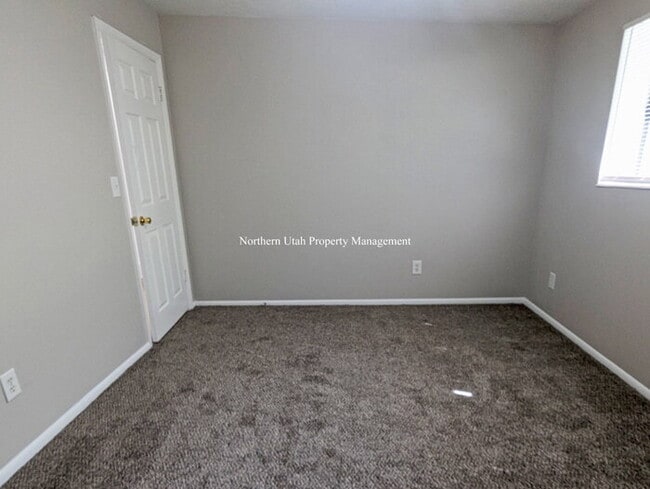 Building Photo - 2 bed 1 bath duplex