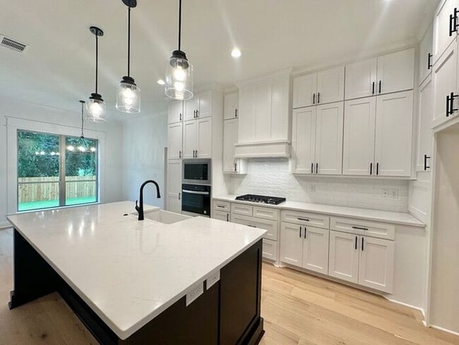 Building Photo - Available Now! Luxurious 3 Bedroom 2 Bath ...