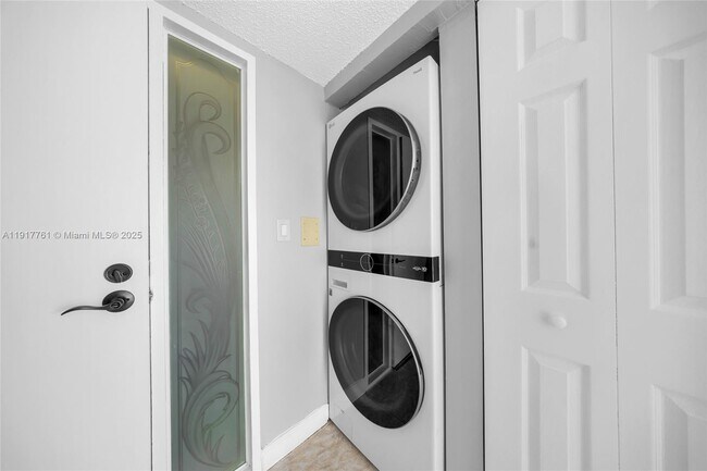 Building Photo - 7601 E Treasure Dr