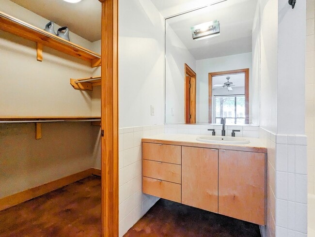 Building Photo - 444 Oxford St