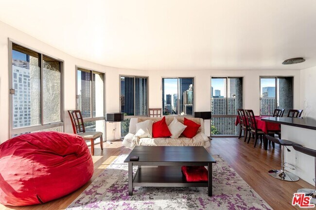 Building Photo - 800 W 1st St