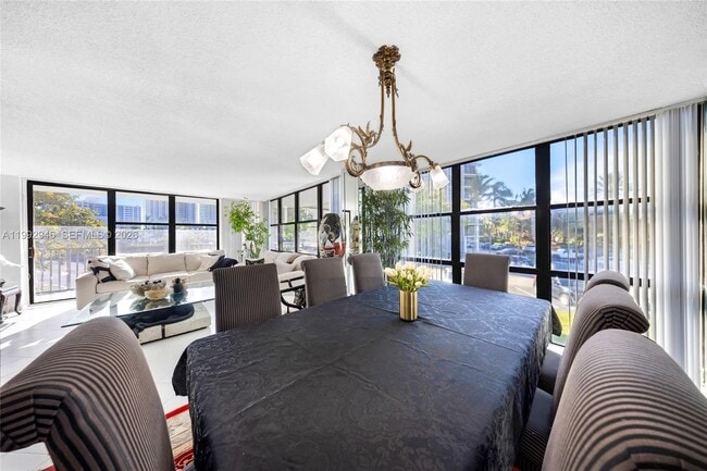 Building Photo - 800 Parkview Dr