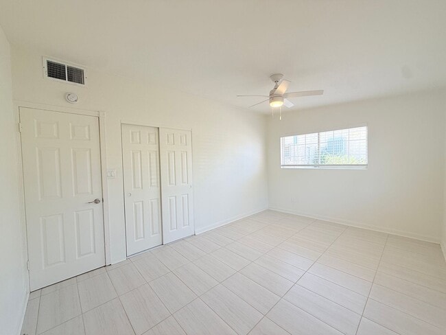 Building Photo - AVAILABLE NOW!! 3 BEDROOM 2 BATHROOM Home in Palm Desert!