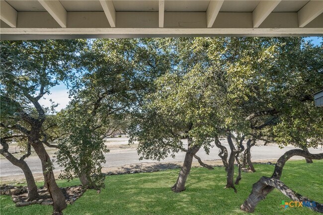 Building Photo - 1135 Parkview Dr