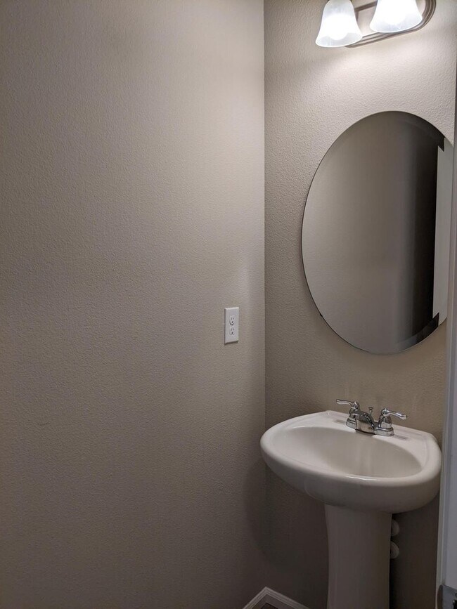 Building Photo - 4/2.5 Townhouse for rent in DuPont!