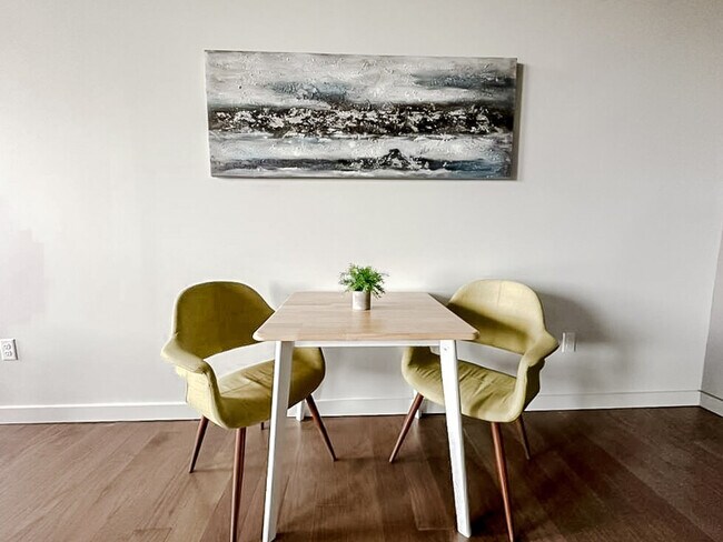 Building Photo - 604 W 4th St N