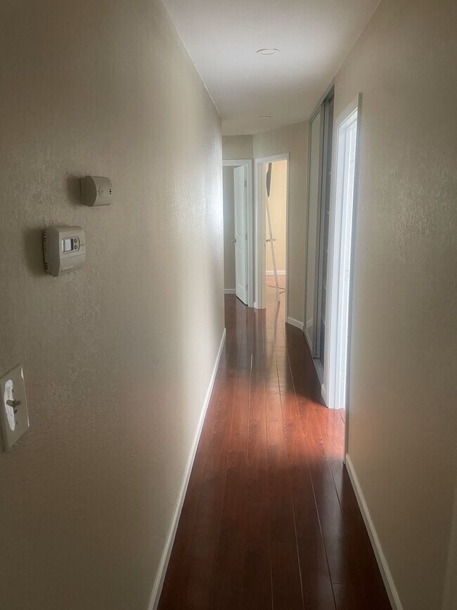 Building Photo - 1215 Club Dr