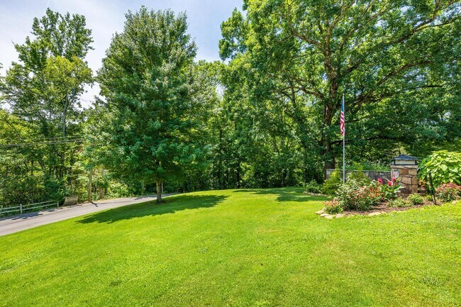 Building Photo - 615 Springhill Dr NE
