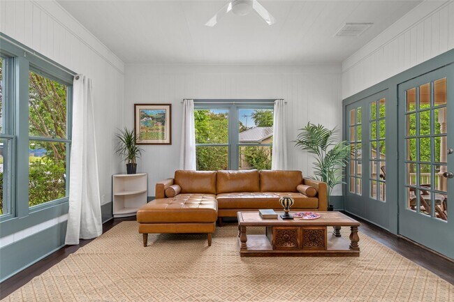 Building Photo - 806 E Main St