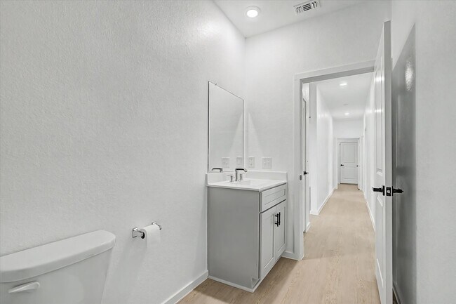 Building Photo - 511 Louis Ln