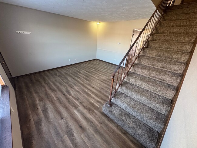 Building Photo - Updated 2 bedroom 1.5 bath Townhome in a g...