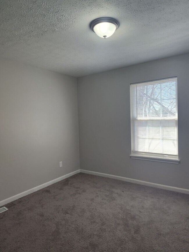 Building Photo - Charming 5-bed, 2.5-bath available in Rine...