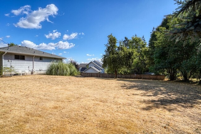 Building Photo - Wonderful 4 bedroom, 2 Bath on Oversized l...