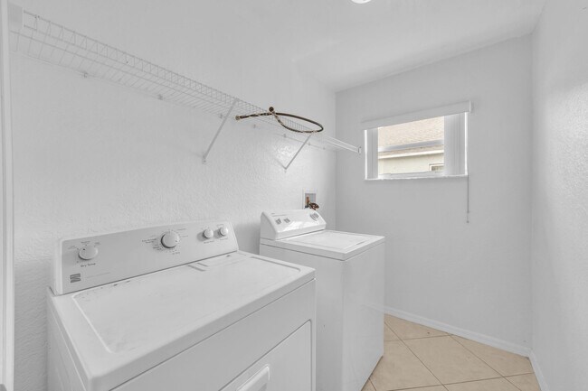 Building Photo - 729 SW Sardinia Ave