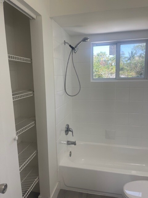 Building Photo - 622 SW 7th Ave