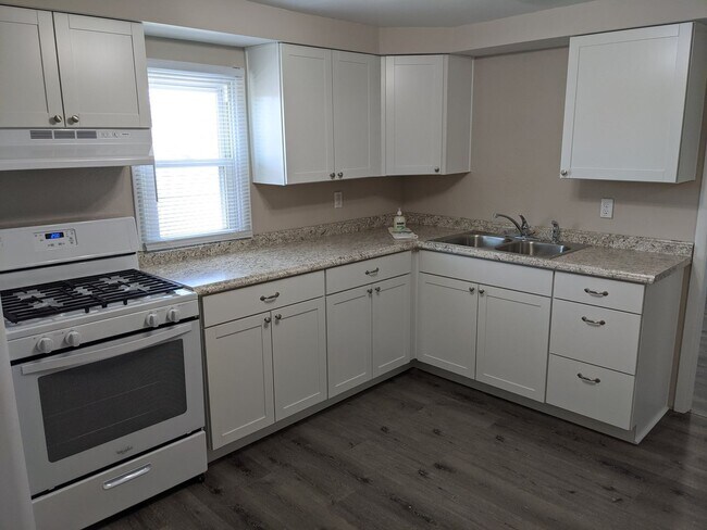 Building Photo - 1826 W 8th St