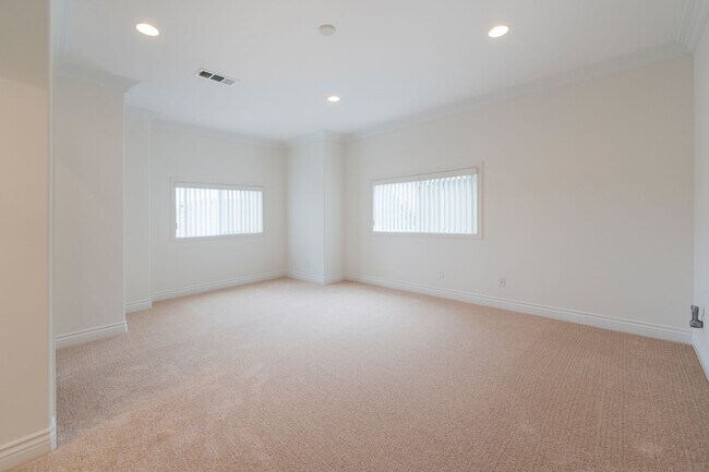 Building Photo - Spacious and Quiet Hawthorne Home!