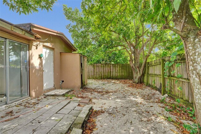 Building Photo - 6860 SW 18th Ct