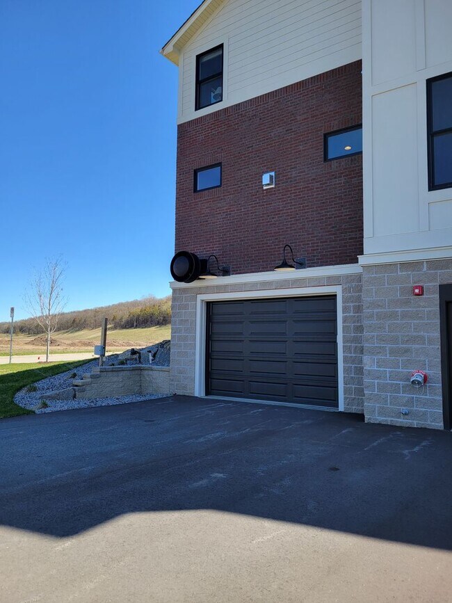 Building Photo - Executive Luxury Rentals