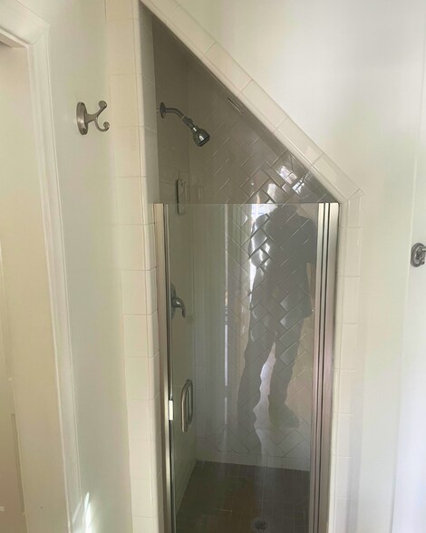 Building Photo - 502 S Clementine St