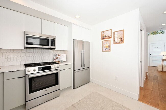 Building Photo - Modern 2BR End-Unit Townhome with Two Rooftop Decks