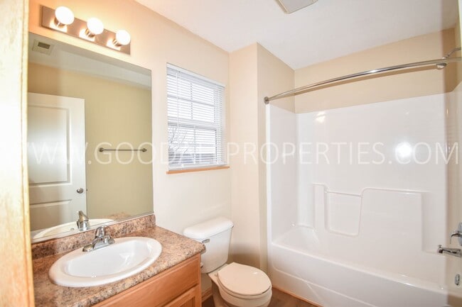 Building Photo - Spring special! 2-Bedroom, 2.5-Bath Townhome in Urbandale with 2-Car Attached Garage