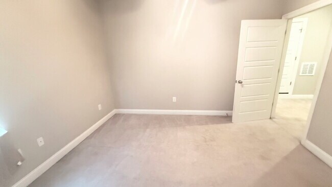 Building Photo - "Charming 3-Bed Townhouse Retreat with 2.5...