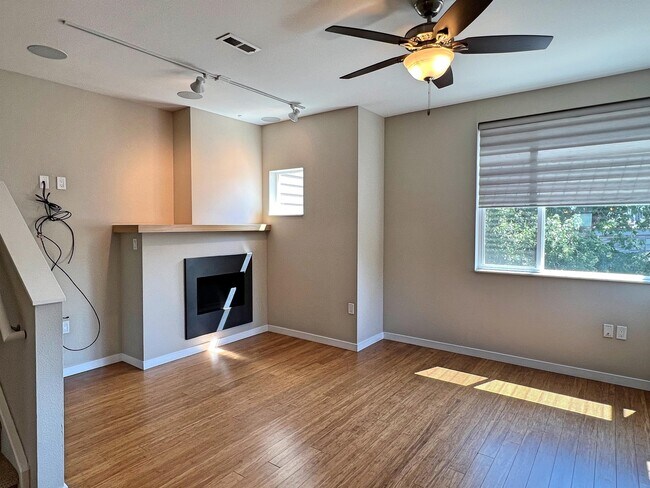 Building Photo - 2411 W Argyle Pl