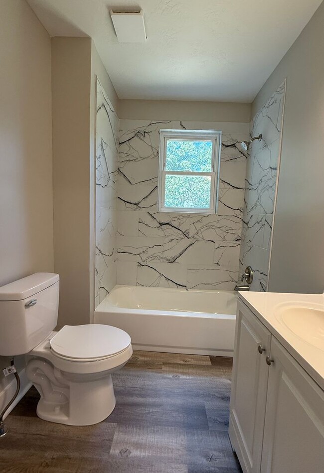 Building Photo - 2BR Cottage w/Deck & Fenced Yard