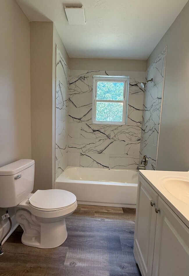 Building Photo - Newly Renovated 2 Bed/1 Bath Cottage