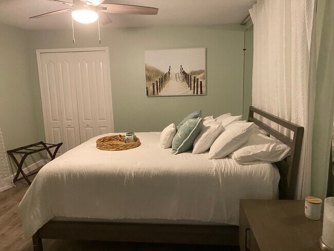 Building Photo - Sunset Lakes