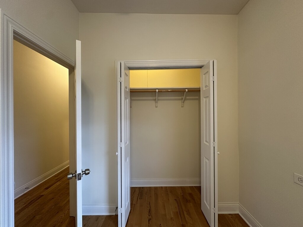 Building Photo - 824 W Cornelia Ave